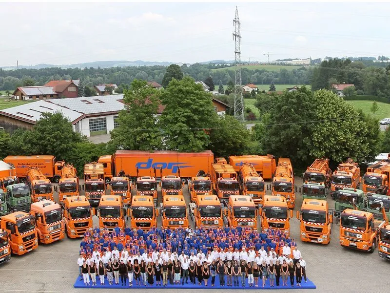 dorr-historie-kempten-slider-gruppenbild-unternehmen-mit-mitarbeitern